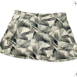 T by Talbots Women's Skort Skirt Black White Leaf Floral UPF 50 Size M NWT $ 79
